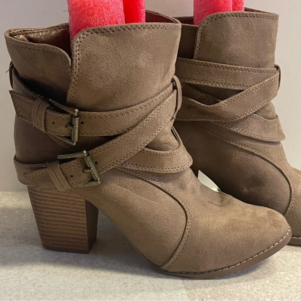 Brenna Newbuck Womens Size 8 Almond Toe Decorative Buckle Block High Heel Boots - Picture 1 of 7